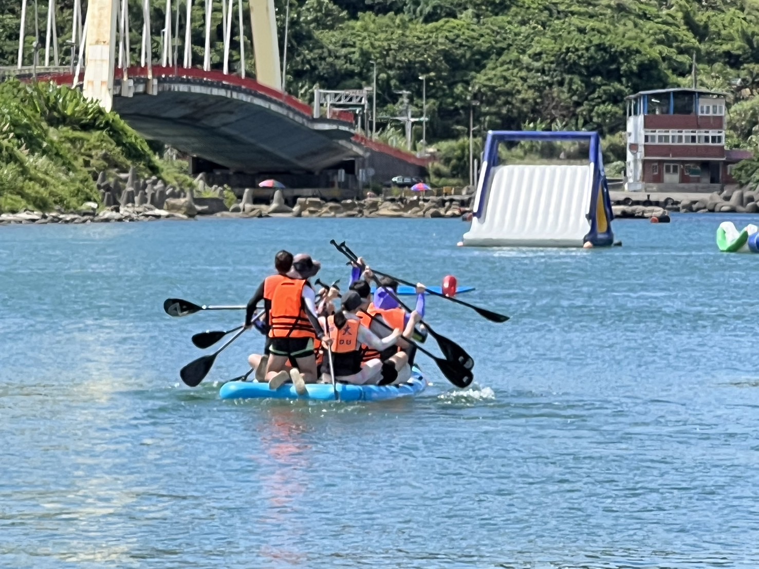 Approximately 60 participants, both adults and children, registered for the event, which featured a fun-filled water relay race. (Photo / Courtesy of the Keelung City Government Department of Education)